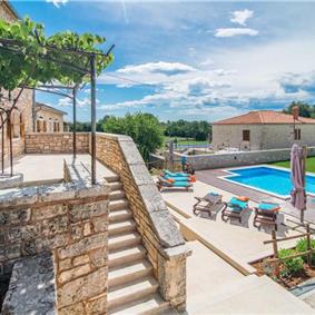 Large Istrian Country Villa with Pool, sleeps 12-14
