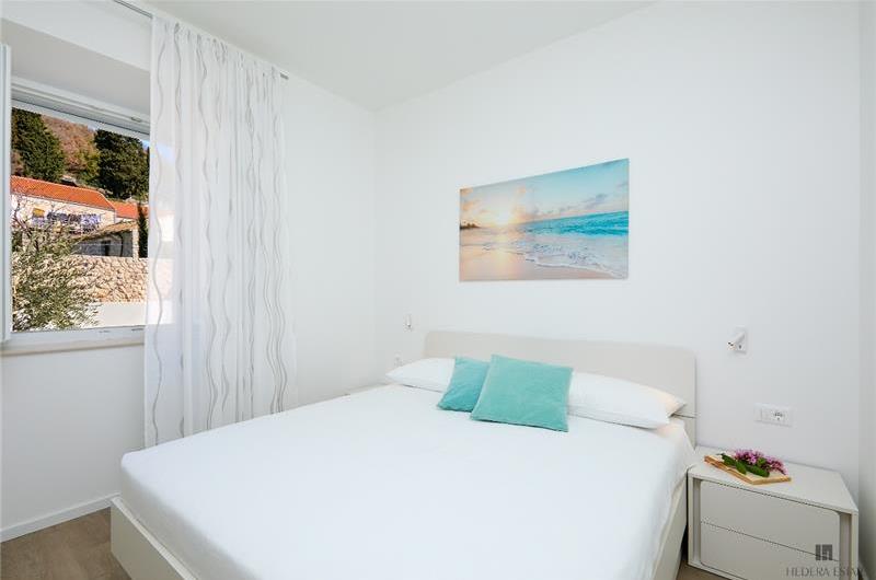 4 Bedroom Villa with Jacuzzi and Seaview in Orašac, Dubrovnik, Sleeps 9