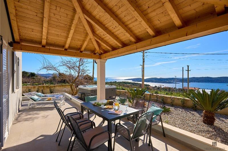 4 Bedroom Villa with Jacuzzi and Seaview in Orašac, Dubrovnik, Sleeps 9