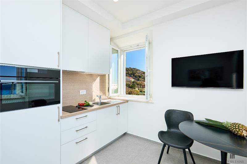 4 Bedroom Villa with Jacuzzi and Seaview in Orašac, Dubrovnik, Sleeps 9