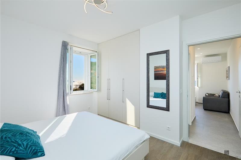 4 Bedroom Villa with Jacuzzi and Seaview in Orašac, Dubrovnik, Sleeps 9