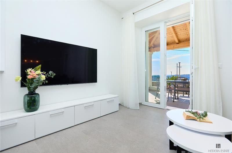 4 Bedroom Villa with Jacuzzi and Seaview in Orašac, Dubrovnik, Sleeps 9