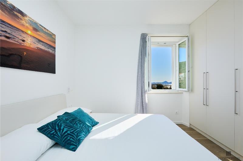 4 Bedroom Villa with Jacuzzi and Seaview in Orašac, Dubrovnik, Sleeps 9