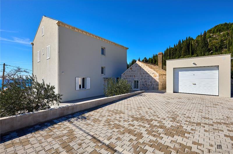 4 Bedroom Villa with Jacuzzi and Seaview in Orašac, Dubrovnik, Sleeps 9