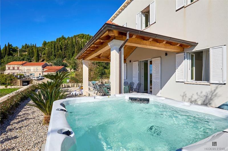 4 Bedroom Villa with Jacuzzi and Seaview in Orašac, Dubrovnik, Sleeps 9