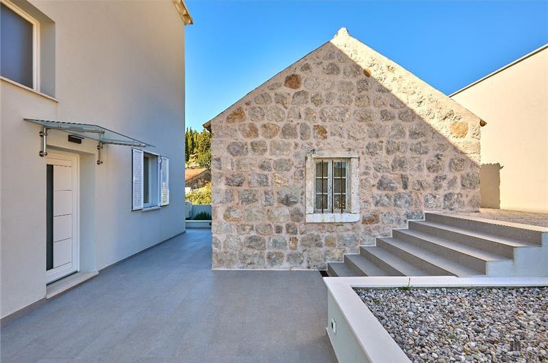 4 Bedroom Villa with Jacuzzi and Seaview in Orašac, Dubrovnik, Sleeps 9