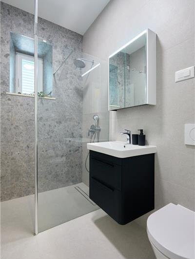 4 Bedroom Villa with Jacuzzi and Seaview in Orašac, Dubrovnik, Sleeps 9