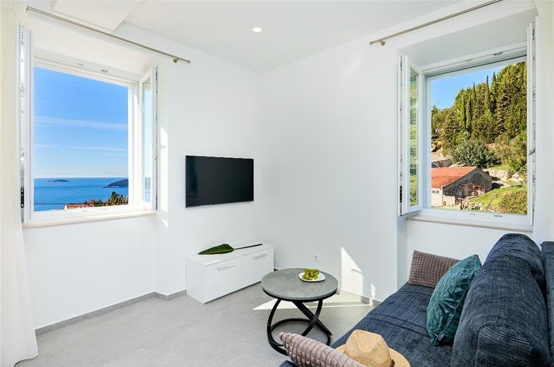 4 Bedroom Villa with Jacuzzi and Seaview in Orašac, Dubrovnik, Sleeps 9