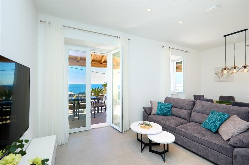 4 Bedroom Villa with Jacuzzi and Seaview in Orašac, Dubrovnik, Sleeps 9