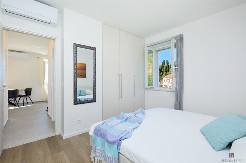 4 Bedroom Villa with Jacuzzi and Seaview in Orašac, Dubrovnik, Sleeps 9