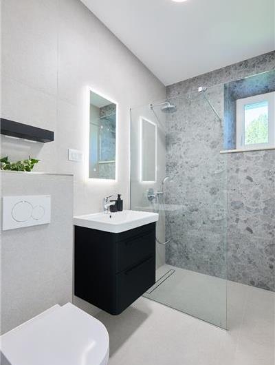 4 Bedroom Villa with Jacuzzi and Seaview in Orašac, Dubrovnik, Sleeps 9