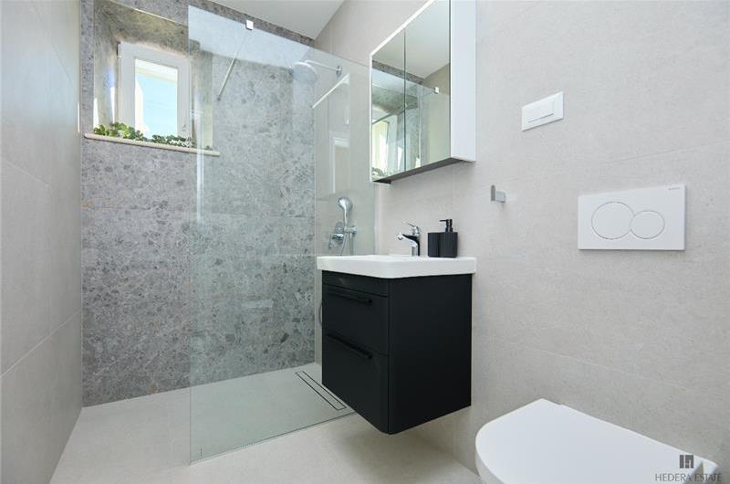 4 Bedroom Villa with Jacuzzi and Seaview in Orašac, Dubrovnik, Sleeps 9