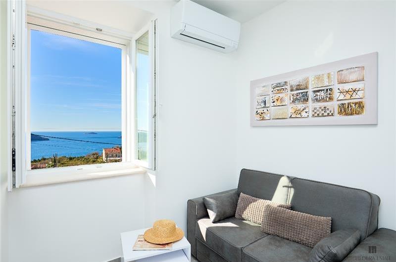4 Bedroom Villa with Jacuzzi and Seaview in Orašac, Dubrovnik, Sleeps 9