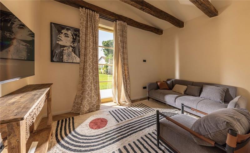  4 Bedroom Villa with Infinity Pool near Rovinj, Istria, Sleeps 8