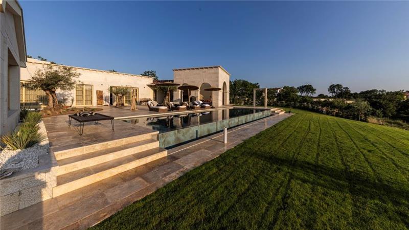  4 Bedroom Villa with Infinity Pool near Rovinj, Istria, Sleeps 8