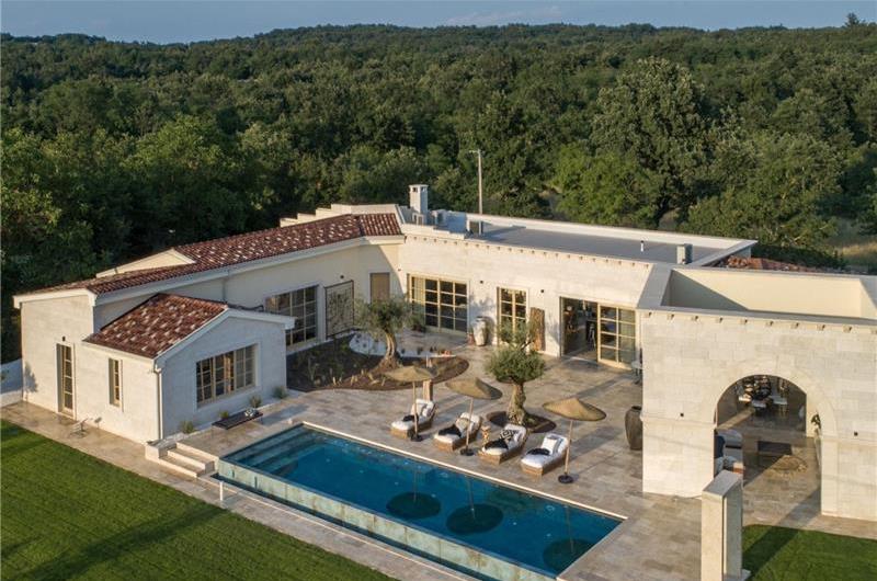  4 Bedroom Villa with Infinity Pool near Rovinj, Istria, Sleeps 8