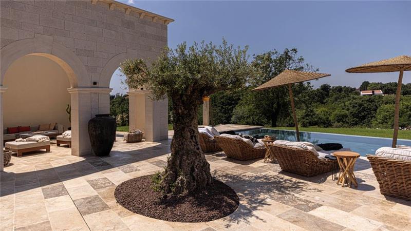  4 Bedroom Villa with Infinity Pool near Rovinj, Istria, Sleeps 8