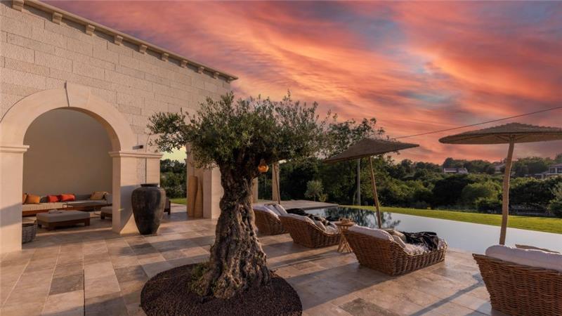  4 Bedroom Villa with Infinity Pool near Rovinj, Istria, Sleeps 8