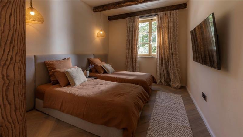  4 Bedroom Villa with Infinity Pool near Rovinj, Istria, Sleeps 8