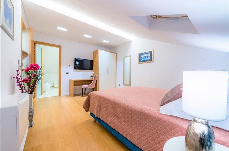 Luxury 5 Bedroom Villa with Heated Pool, Jacuzzi, Steam Room and Sea Views in Lozica near Dubrovnik, Sleeps 10