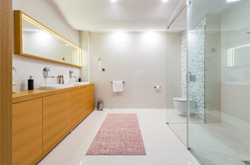 Luxury 5 Bedroom Villa with Heated Pool, Jacuzzi, Steam Room and Sea Views in Lozica near Dubrovnik, Sleeps 10