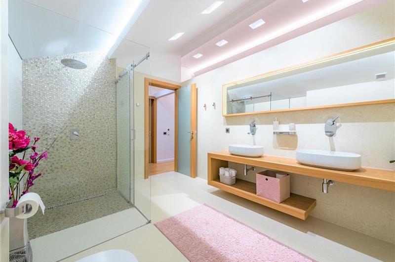 Luxury 5 Bedroom Villa with Heated Pool, Jacuzzi, Steam Room and Sea Views in Lozica near Dubrovnik, Sleeps 10