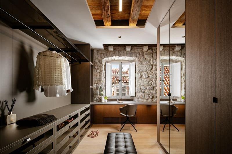 Luxury 3 Bedroom Villa with Jacuzzi, Sauna and Gym in Dubrovnik Old Town, Sleeps 6