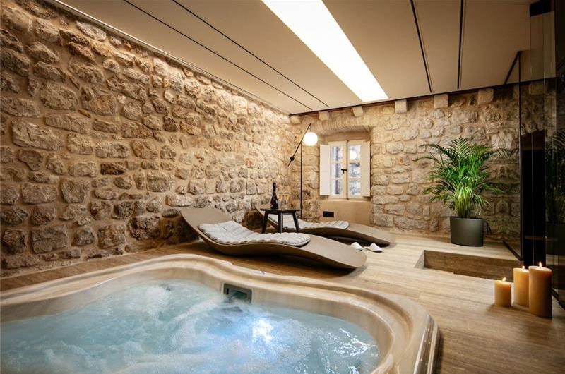Luxury 3 Bedroom Villa with Jacuzzi, Sauna and Gym in Dubrovnik Old Town, Sleeps 6