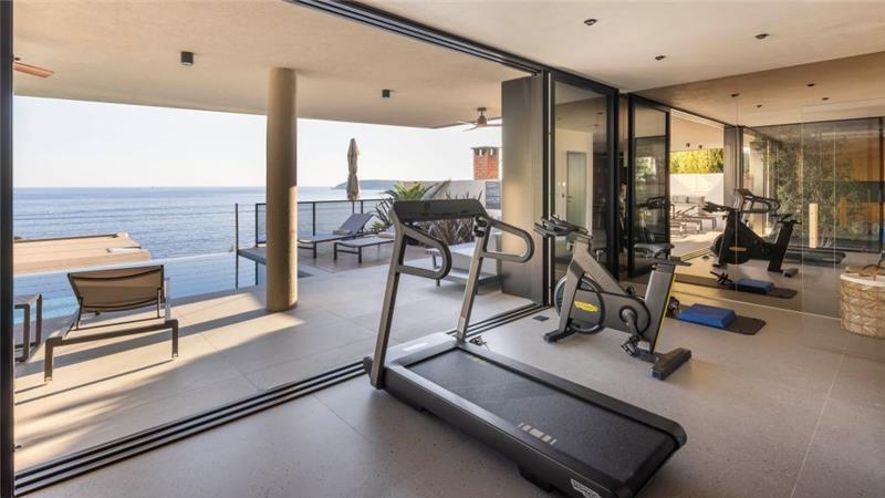 Luxury 4 Bedroom Villa with Heated Infinity Pool, Sauna, Gym, Jacuzzi and Sea Views in Vrbica, near Dubrovnik, Sleeps 8