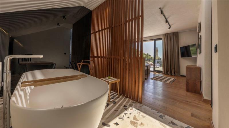 Luxury 5 Bedroom Villa with Heated Infinity Pool, Sauna, Gym, Jacuzzi and Sea Views in Vrbica, near Dubrovnik, Sleeps 10