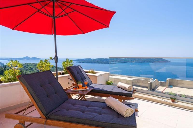 Luxury 4 Bedroom Villa with Infinity Pool, Sauna, Gym, Jacuzzi and Sea Views in Orašac, near Dubrovnik, Sleeps 8