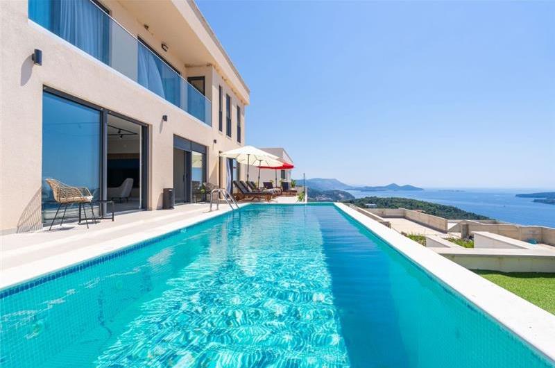 Luxury 4 Bedroom Villa with Infinity Pool, Sauna, Gym, Jacuzzi and Sea Views in Orašac, near Dubrovnik, Sleeps 8