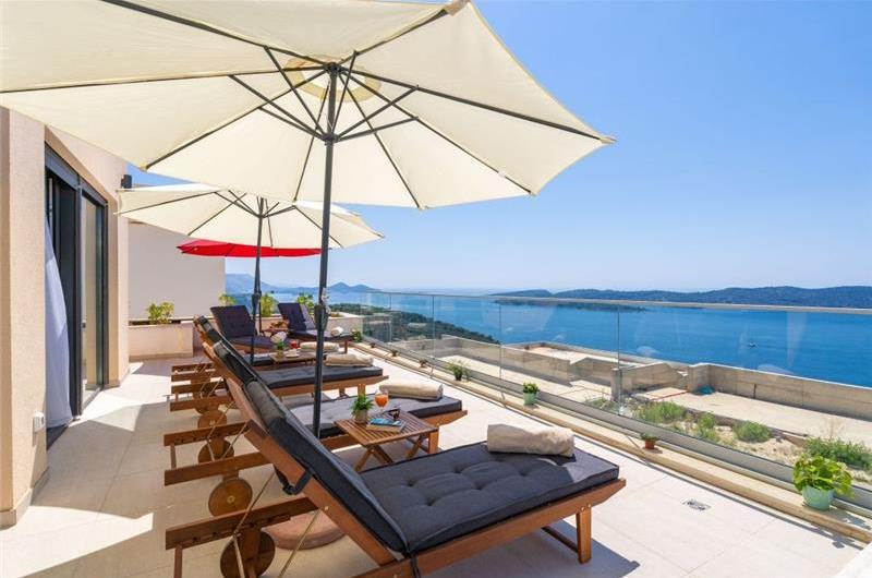 Luxury 4 Bedroom Villa with Infinity Pool, Sauna, Gym, Jacuzzi and Sea Views in Orašac, near Dubrovnik, Sleeps 8