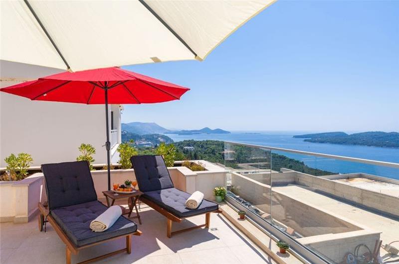 Luxury 4 Bedroom Villa with Infinity Pool, Sauna, Gym, Jacuzzi and Sea Views in Orašac, near Dubrovnik, Sleeps 8