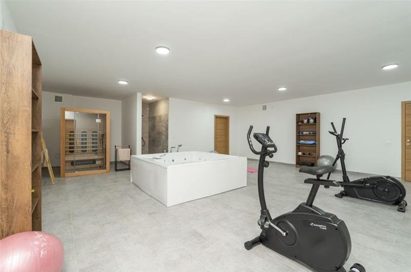 Luxury 4 Bedroom Villa with Infinity Pool, Sauna, Gym, Jacuzzi and Sea Views in Orašac, near Dubrovnik, Sleeps 8
