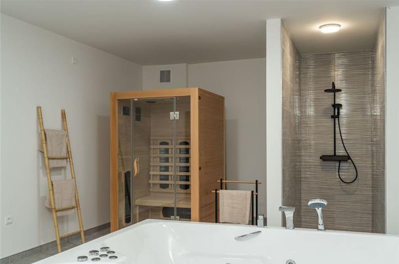 Luxury 4 Bedroom Villa with Infinity Pool, Sauna, Gym, Jacuzzi and Sea Views in Orašac, near Dubrovnik, Sleeps 8
