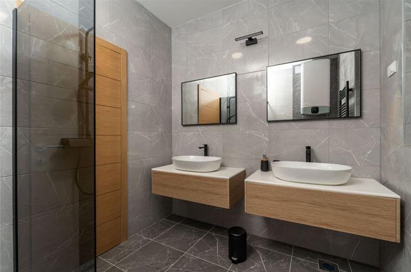 Luxury 4 Bedroom Villa with Infinity Pool, Sauna, Gym, Jacuzzi and Sea Views in Orašac, near Dubrovnik, Sleeps 8