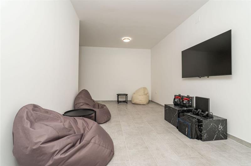 Luxury 4 Bedroom Villa with Infinity Pool, Sauna, Gym, Jacuzzi and Sea Views in Orašac, near Dubrovnik, Sleeps 8