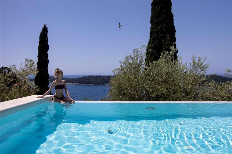 Luxury 4 Bedroom Villa with Infinity Pool, Sauna and Sea Views in Sveti Jakov, near Dubrovnik, Sleeps 8