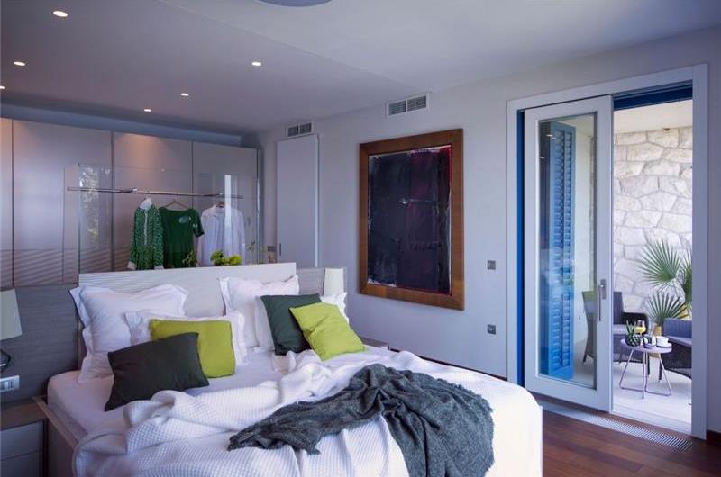 Luxury 4 Bedroom Villa with Infinity Pool, Sauna and Sea Views in Sveti Jakov, near Dubrovnik, Sleeps 8