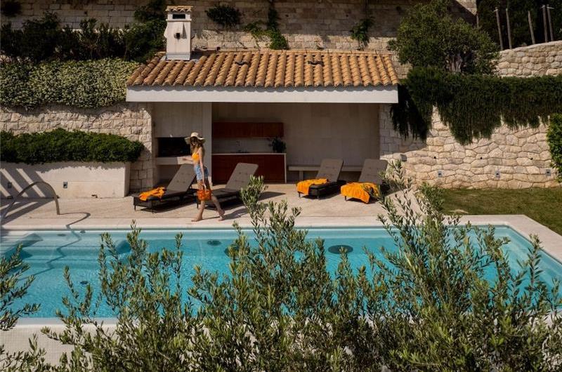 Luxury 4 Bedroom Villa with Infinity Pool, Sauna and Sea Views in Sveti Jakov, near Dubrovnik, Sleeps 8