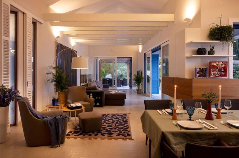 Luxury 4 Bedroom Villa with Infinity Pool, Sauna and Sea Views in Sveti Jakov, near Dubrovnik, Sleeps 8