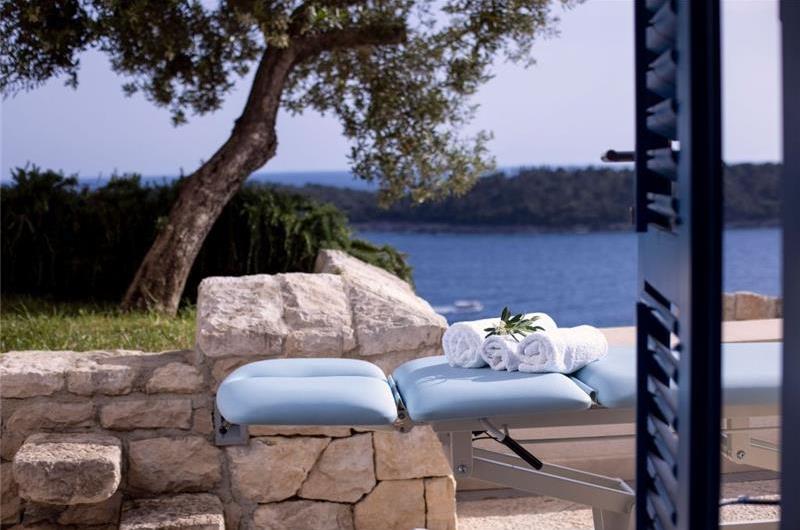 Luxury 4 Bedroom Villa with Infinity Pool, Sauna and Sea Views in Sveti Jakov, near Dubrovnik, Sleeps 8