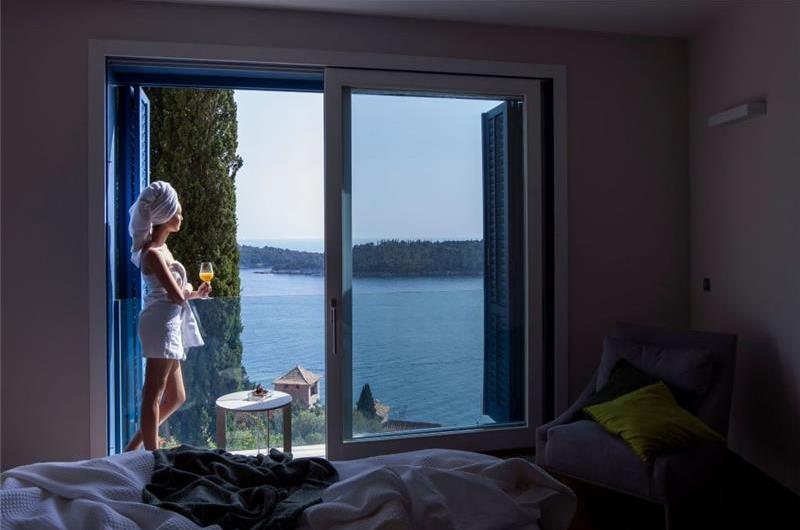 Luxury 4 Bedroom Villa with Infinity Pool, Sauna and Sea Views in Sveti Jakov, near Dubrovnik, Sleeps 8