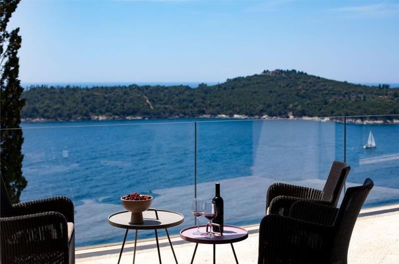 Luxury 4 Bedroom Villa with Infinity Pool, Sauna and Sea Views in Sveti Jakov, near Dubrovnik, Sleeps 8