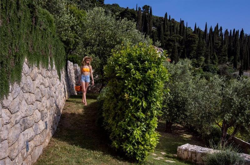 Luxury 4 Bedroom Villa with Infinity Pool, Sauna and Sea Views in Sveti Jakov, near Dubrovnik, Sleeps 8