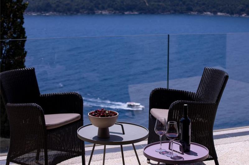 Luxury 4 Bedroom Villa with Infinity Pool, Sauna and Sea Views in Sveti Jakov, near Dubrovnik, Sleeps 8