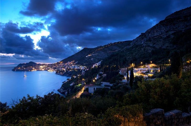 Luxury 4 Bedroom Villa with Infinity Pool, Sauna and Sea Views in Sveti Jakov, near Dubrovnik, Sleeps 8
