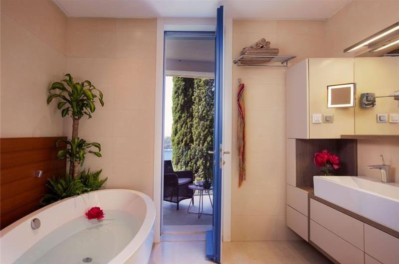 Luxury 4 Bedroom Villa with Infinity Pool, Sauna and Sea Views in Sveti Jakov, near Dubrovnik, Sleeps 8