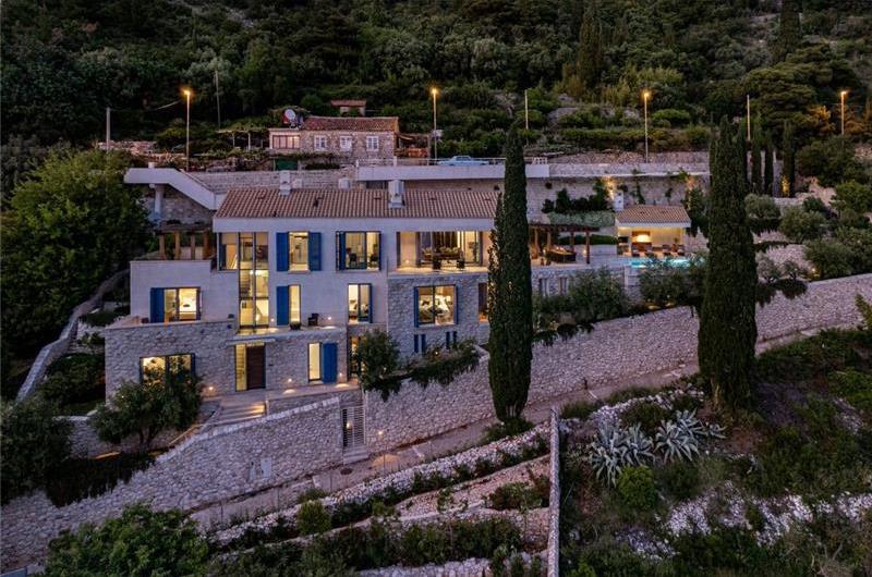 Luxury 4 Bedroom Villa with Infinity Pool, Sauna and Sea Views in Sveti Jakov, near Dubrovnik, Sleeps 8